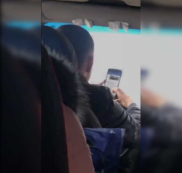 Пассажиров автобуса возмутил водитель, который сидит во "ВКонтакте" во время поездки