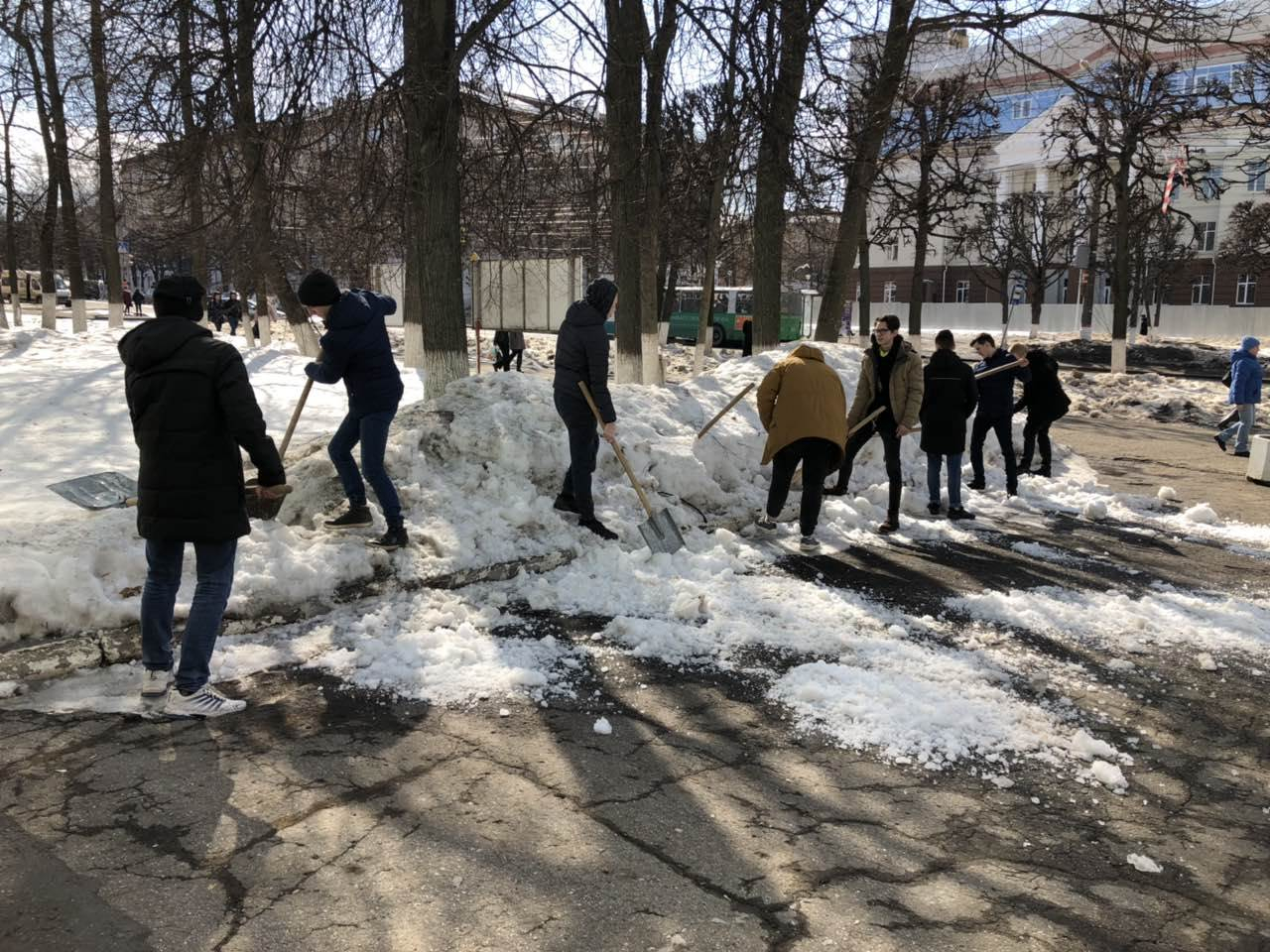 Чиновников и студентов вывели на улицу ворошить снег