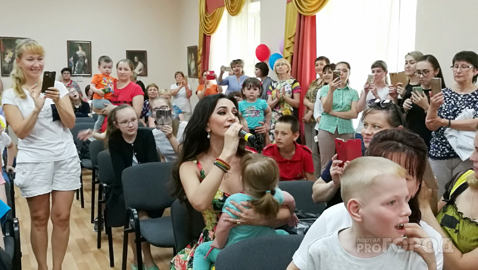 В Чебоксарах певица Зара выступила в детском реабилитационном центре