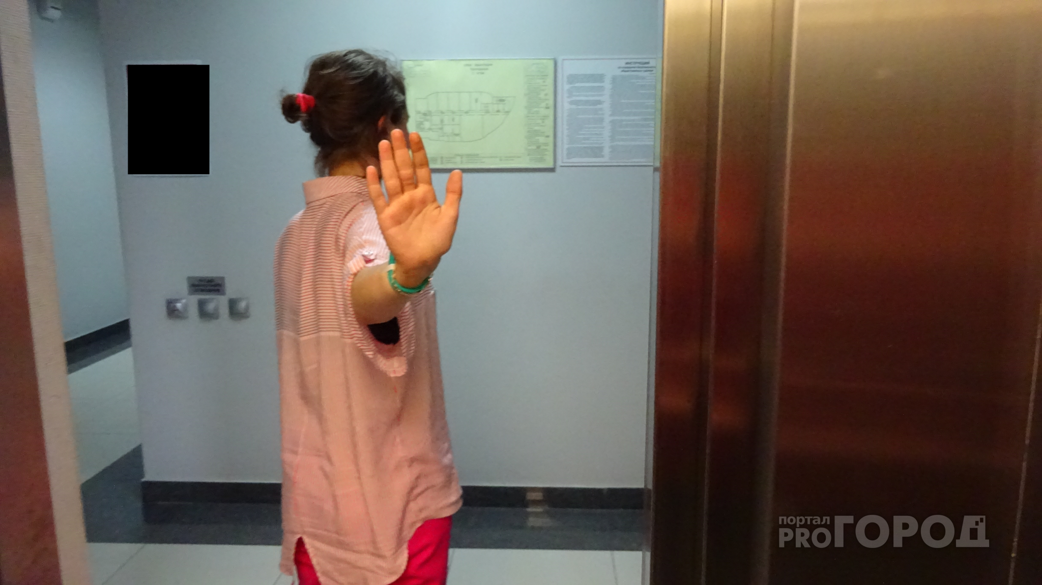 Чебоксарка: "Девушка в лифте назвала моих детей уродами, ударила и убежала"