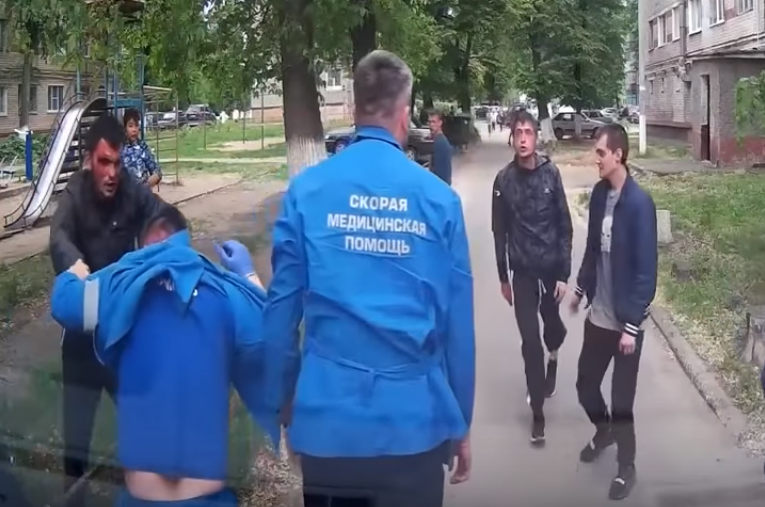 Толпа мужчин избила врача скорой помощи во дворе Новочебоксарска