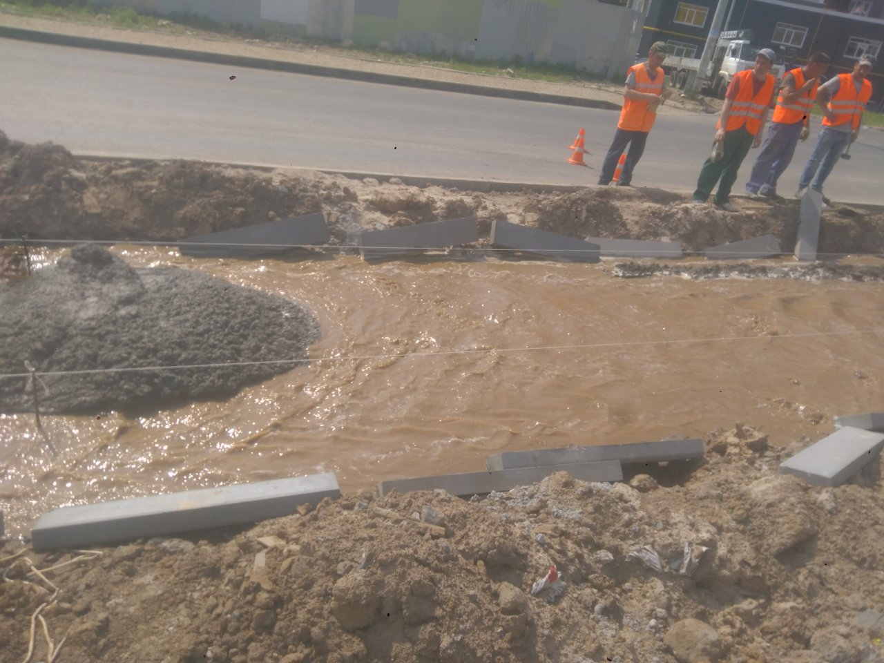 На улицы Новоюжного района нахлынула вода из канализации