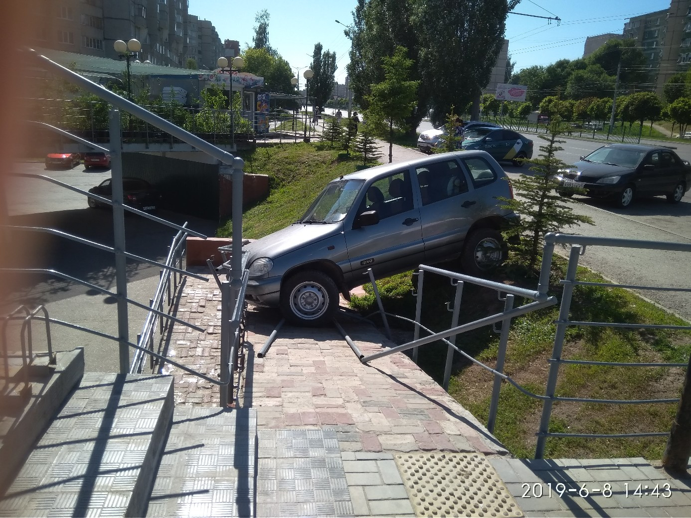 В Чебоксарах Chevrolet Niva протаранила лестничные перила