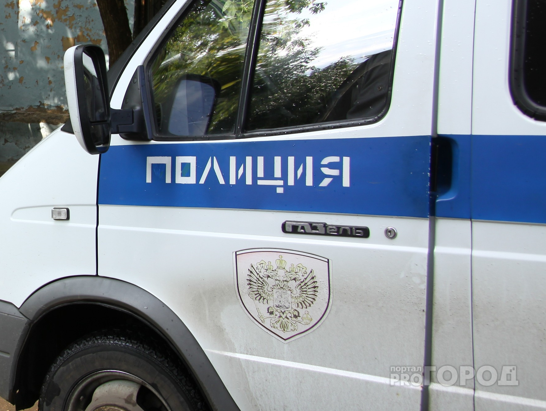 В Новочебоксарске пьяный полицейский сломал ногу случайному прохожему