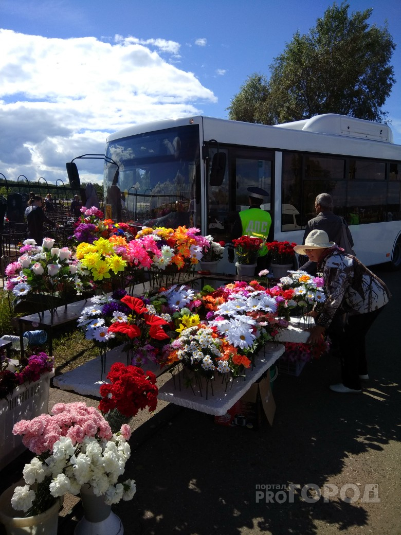 На кладбище в Яушах автобус взял на таран точку по продаже цветов