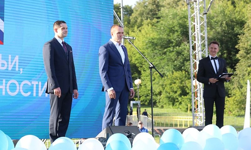 Игнатьев вручил медали «За любовь и верность» 45 семьям Чувашии
