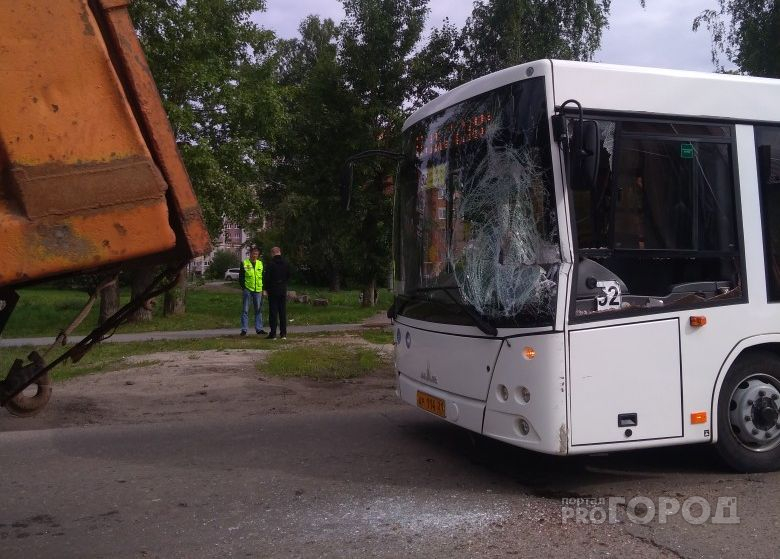 В Чебоксарах маршрутный автобус с пассажирами влетел в КамАЗ