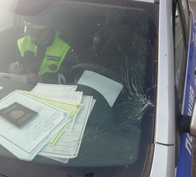В Ядринском районе водитель при попытке перепрыгнуть служебное авто повредил его