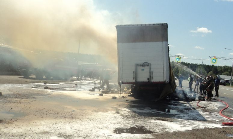 В Шемуршинском районе загорелась фура с пряжей