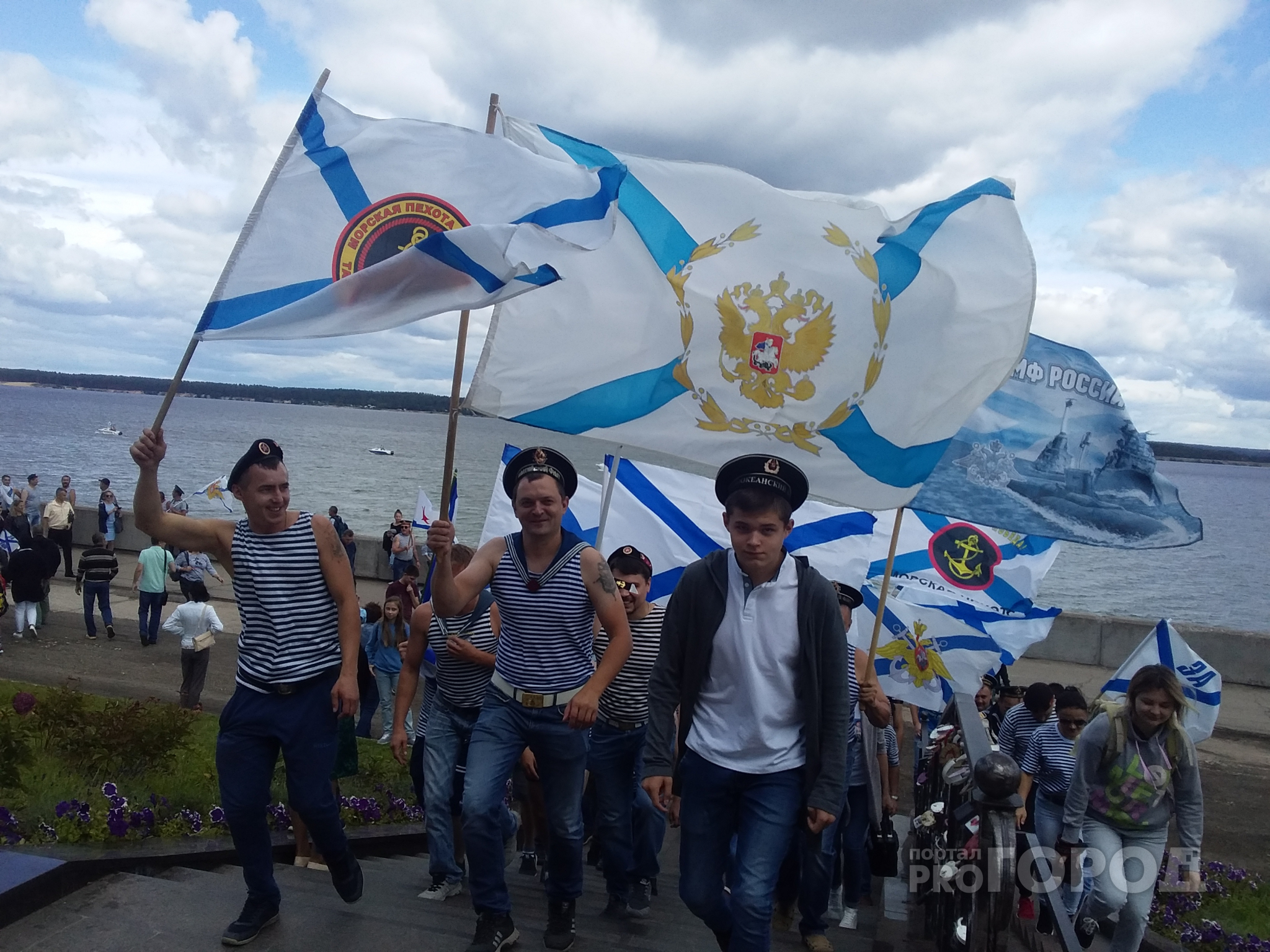 Видеорепортаж: как в Чебоксарах празднуют День Военно-морского флота