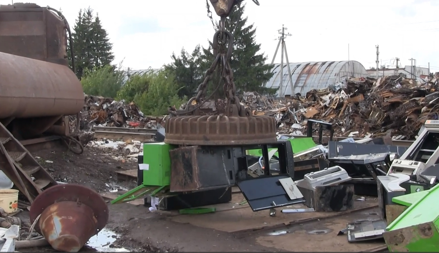 В Чебоксарах под прессом уничтожили более 60 игровых автоматов