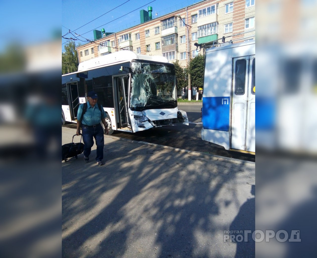 В Чебоксарах четыре человека пострадали в ДТП с автобусом и троллейбусом