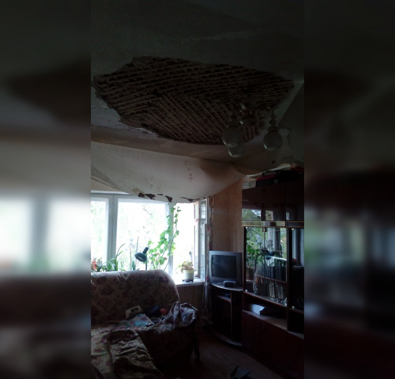 В Чувашии на женщину в собственной квартире обрушился потолок