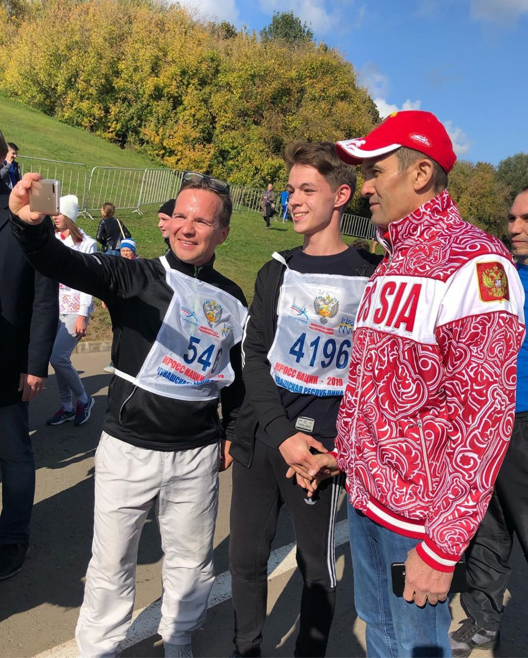 Игнатьев принял участие в «Кроссе нации-2019» и сделал селфи с бегунами