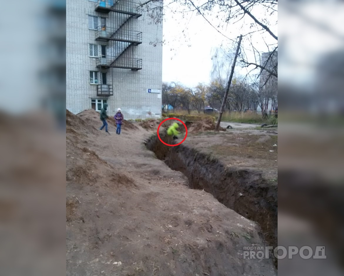 Дети в Новочебоксарске развлекаются прыжками через глубокий ров коммунальщиков