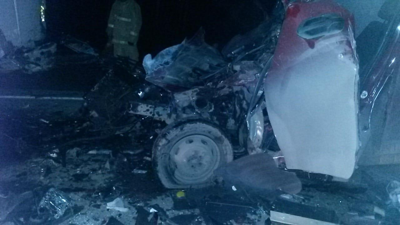 Водитель ГАЗели врезался в сломавшуюся на трассе фуру и погиб