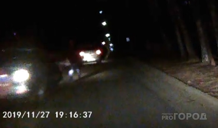 Горожанин снял "странное" событие: мужчина догоняет едущую задним ходом полицейскую машину