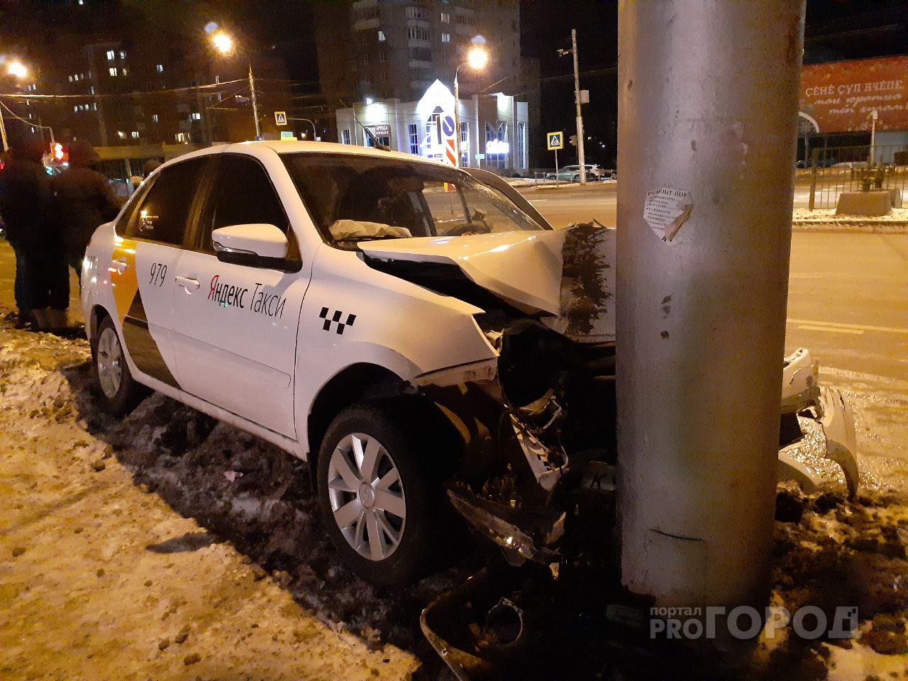 В Чебоксарах в столкновении двух "Грант" пострадал водитель такси