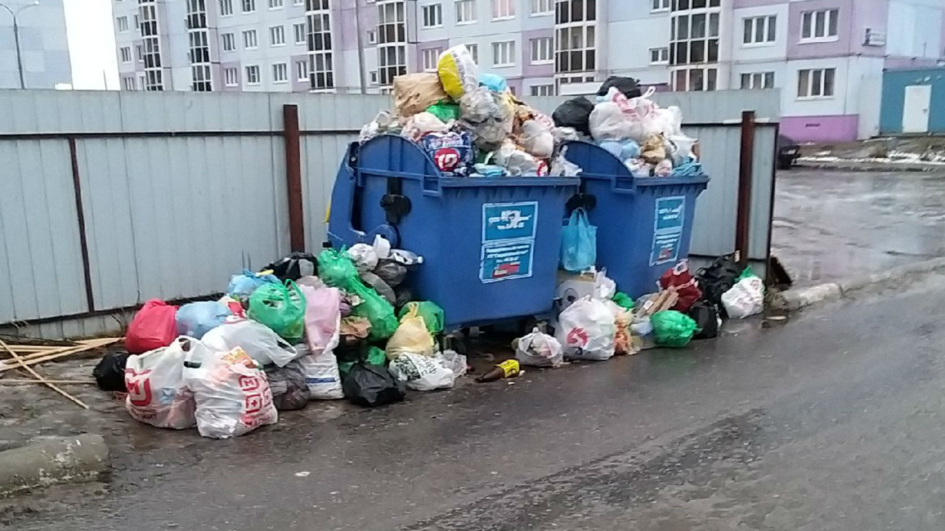 Гололед не дает вывезти мусор со дворов Чебоксар