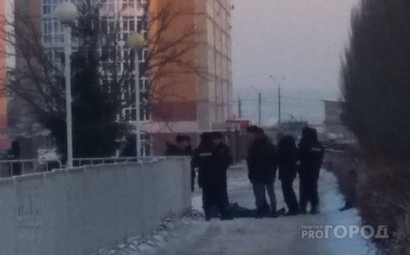 Мужчина упал и умер в центре Новочебоксарска