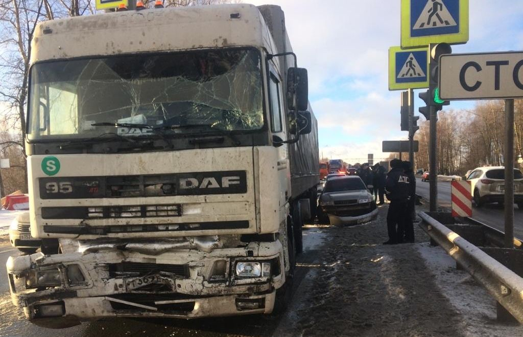 В Чебоксарском районе фура врезалась в микроавтобус, пострадали 4 человека