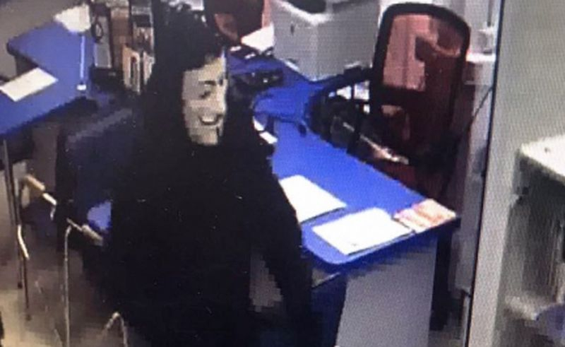 Грабитель в маске Гая Фокса ворвался с оружием в чебоксарский банк