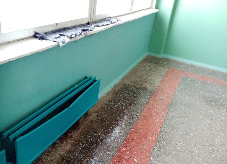 В одной из школ Новочебоксарска потекла крыша: "Льет как из ведра"