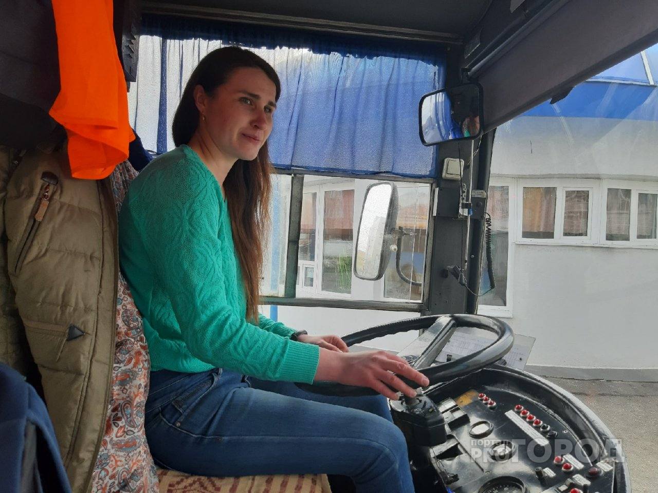 Женщина за рулем троллейбуса рассказала о приметах и подъеме в 3 утра