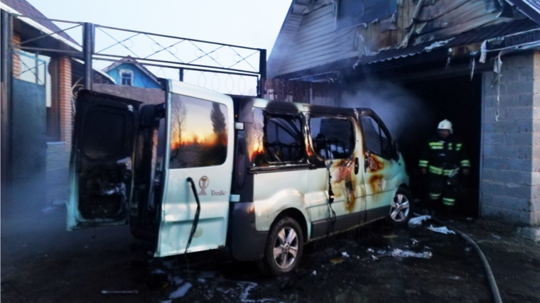 Житель Чувашии успел выкатить микроавтобус из гаража, когда тот загорелся