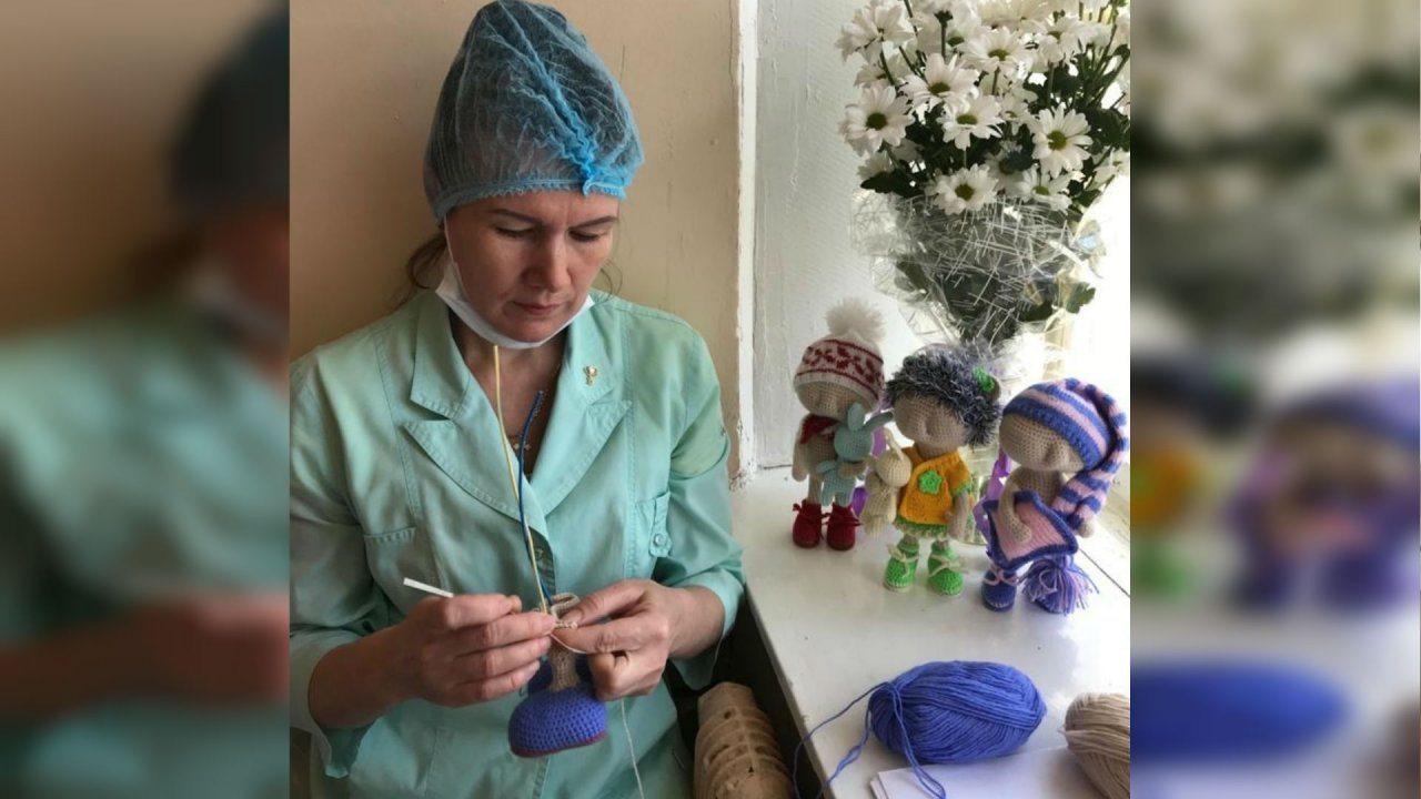 Запертые в больнице врачи урмарской больницы занимаются шитьем и самообразованием