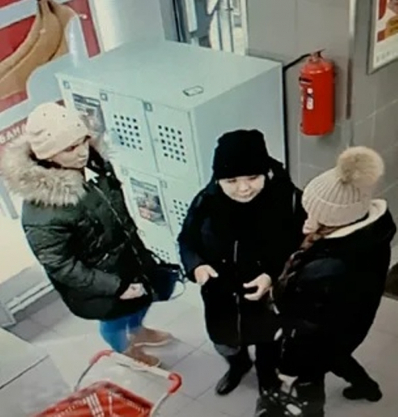 Три девушки нашли карту студентки и пошли в магазины
