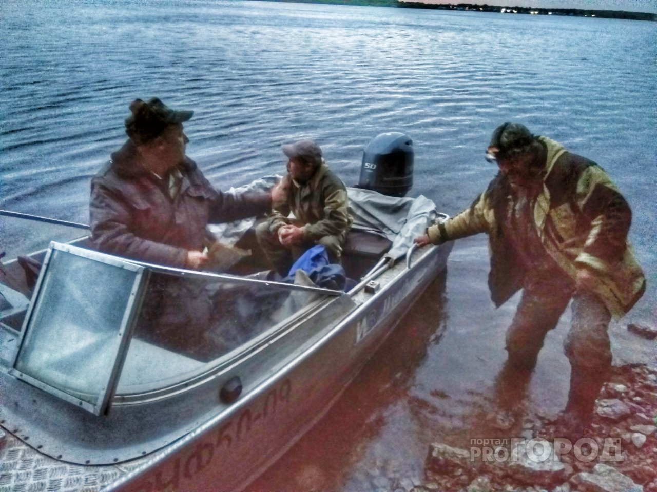 Рыбака поймали с запрещенной "резинкой" на Волге, ему грозит крупный штраф