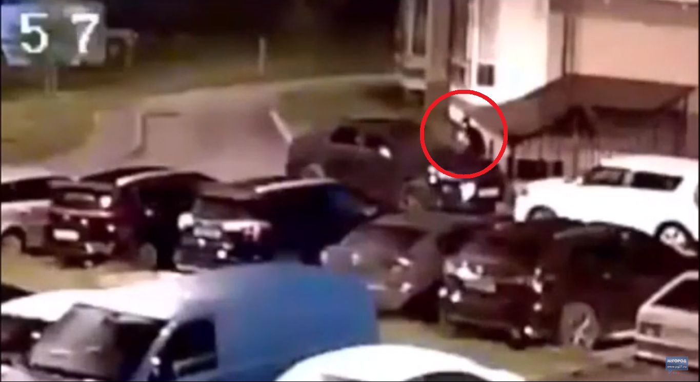 На видео попал момент поджога Lexus в Новочебоксарске