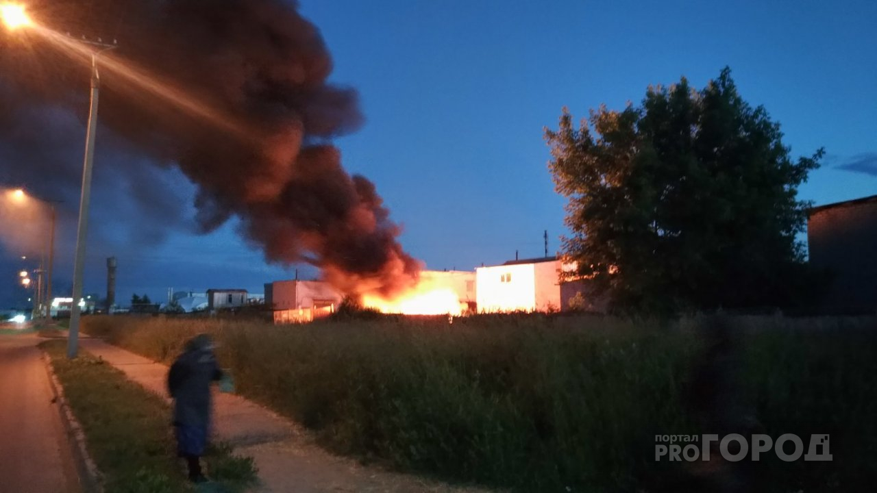 В Новочебоксарске горят автомобильные  гаражи