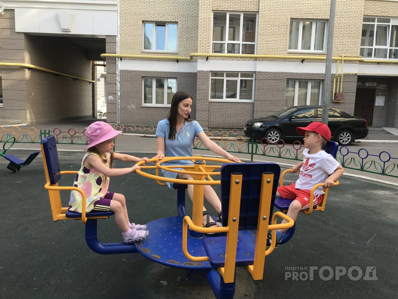 Приставы забрали пособие в 10 тысяч рублей на детей у матери-одиночки