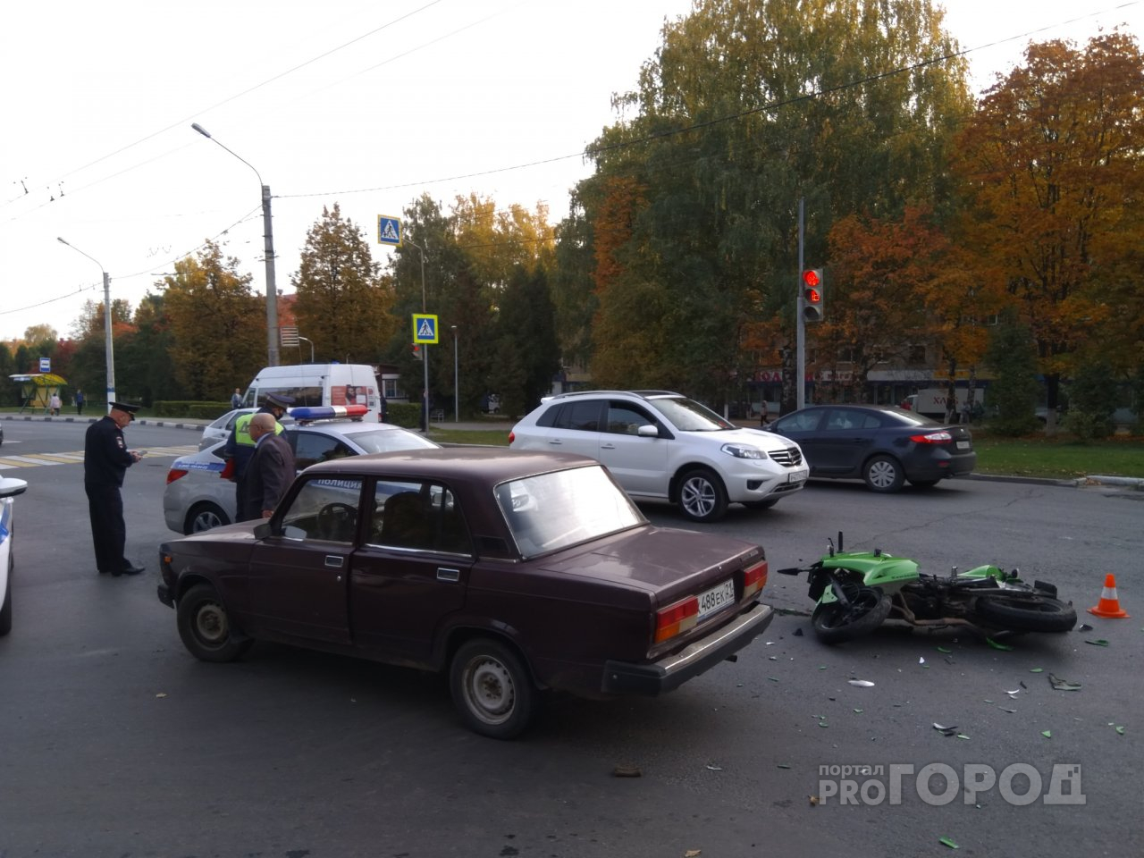 В Новочебоксарске мотоциклистку увезли на реанимации после столкновения с "семеркой"