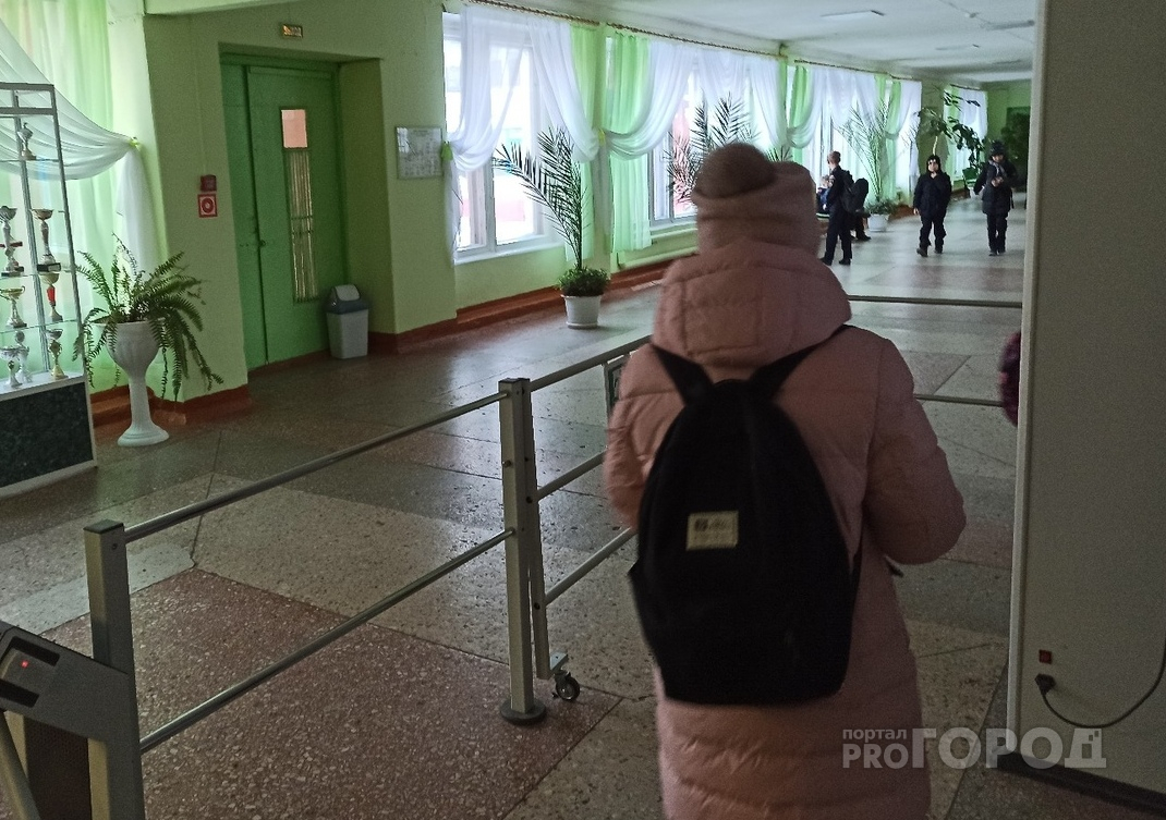 Московских школьников оставили учиться дома, а у чувашских заканчиваются каникулы
