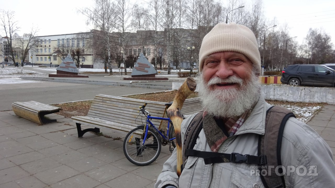 Новочебоксарский "волшебник с посохом" дарит рыбу и угощает людей пирогами