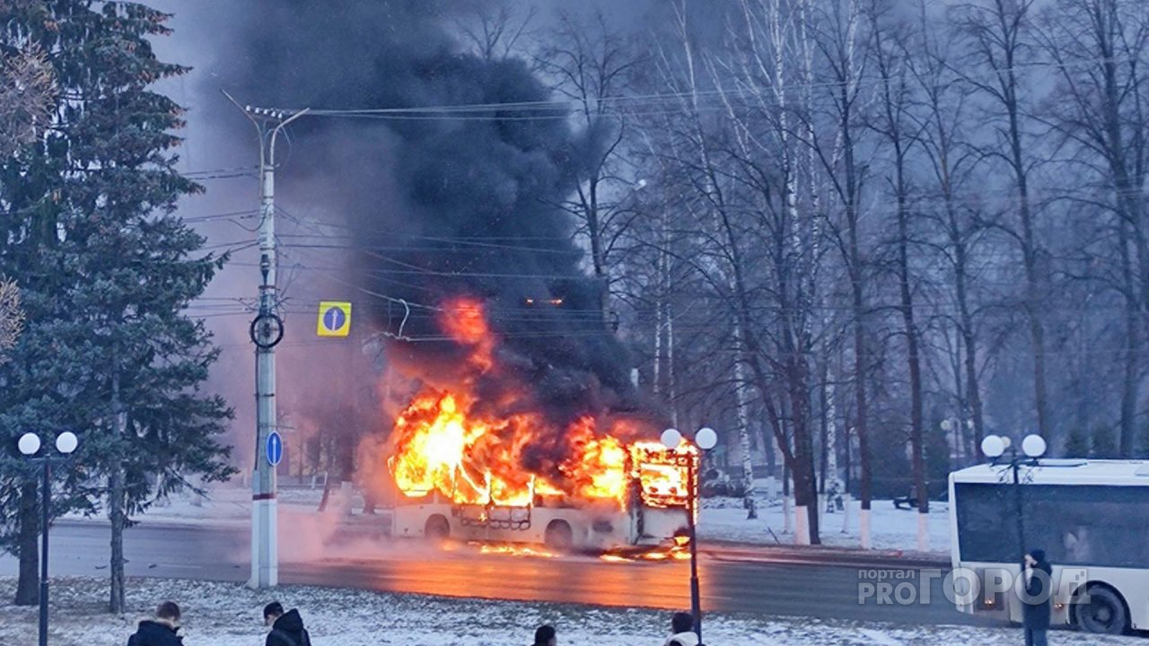 В Чебоксарах дотла сгорел автобус № 35