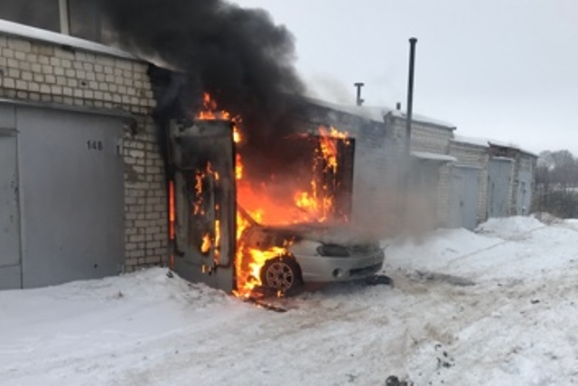 В Новочебоксарске машина загорелась в гараже