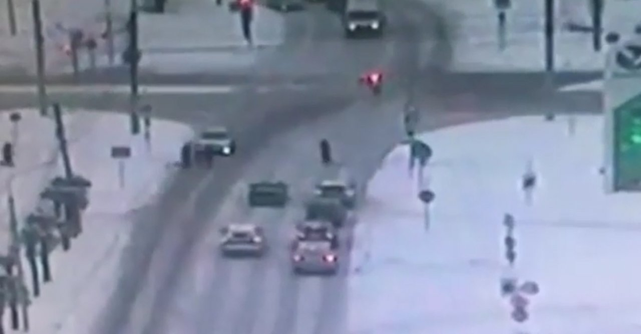 В Чебоксарах 21-летний водитель задавил пешехода, появилось видео ДТП