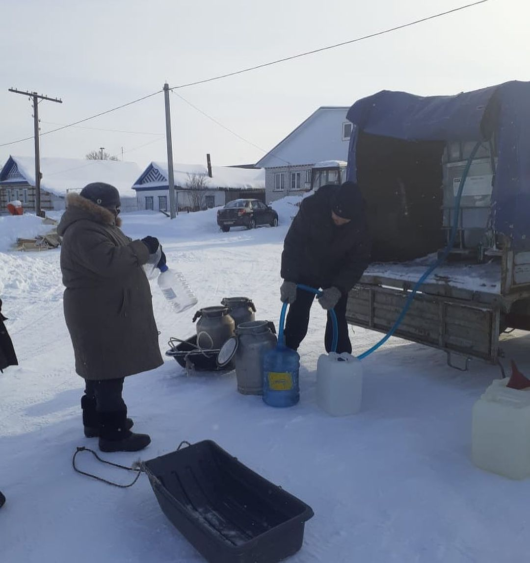 Жителям деревни Красночетайского района привезли воду, чтобы они не пили из проруби