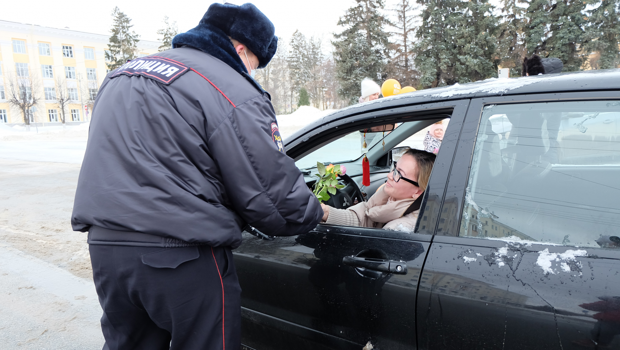 Работники «Про Город» и cотрудники ГИБДД поздравили женщин-водителей с 8 Марта