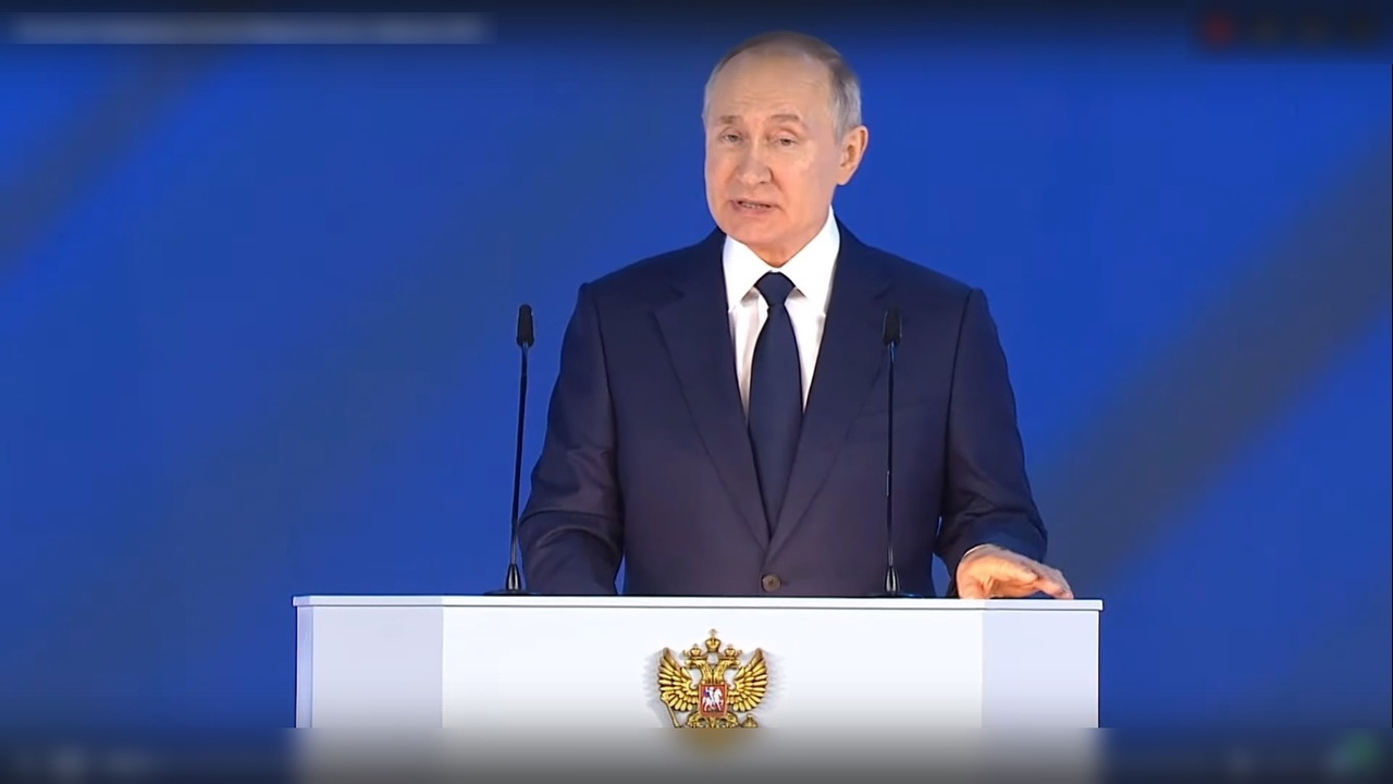 Путин назначил 10000 рублей для всех школьников, пособия одиночкам и другое