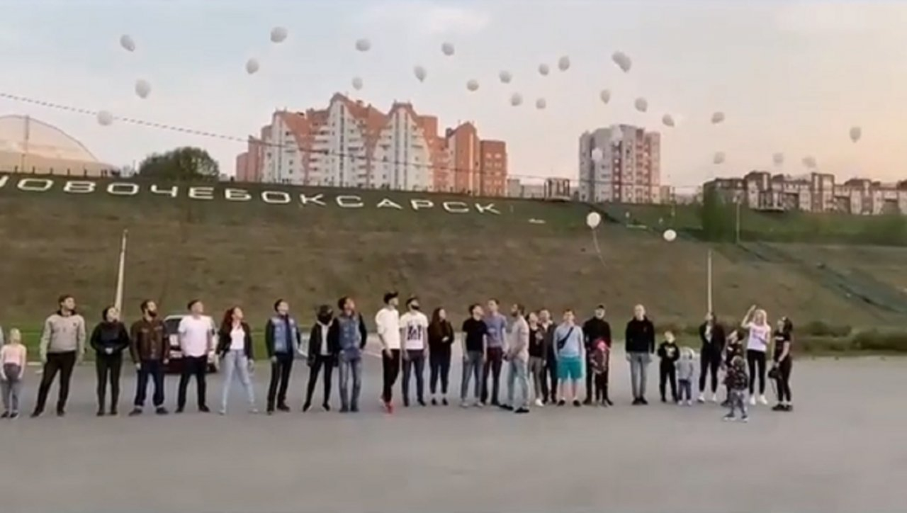Новочебоксарцы сами сделали место памяти погибших в Казани и запустили в небо шары