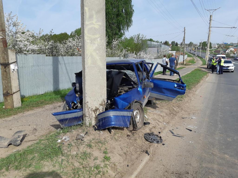 В Чебоксарах водитель врезался в столб: выяснилось, что он уснул за рулем