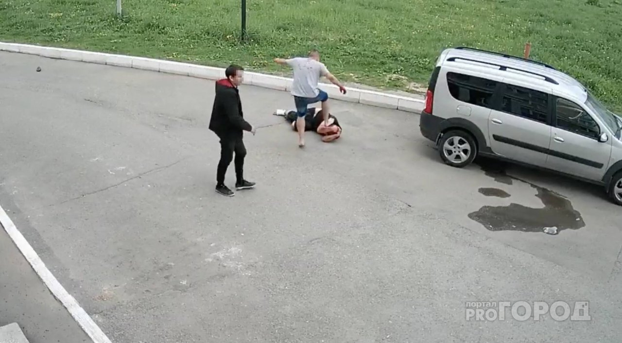 В Новочебоксарске двое мужчин устроили драку: прохожий попытался их разнять, но его самого чуть не побили