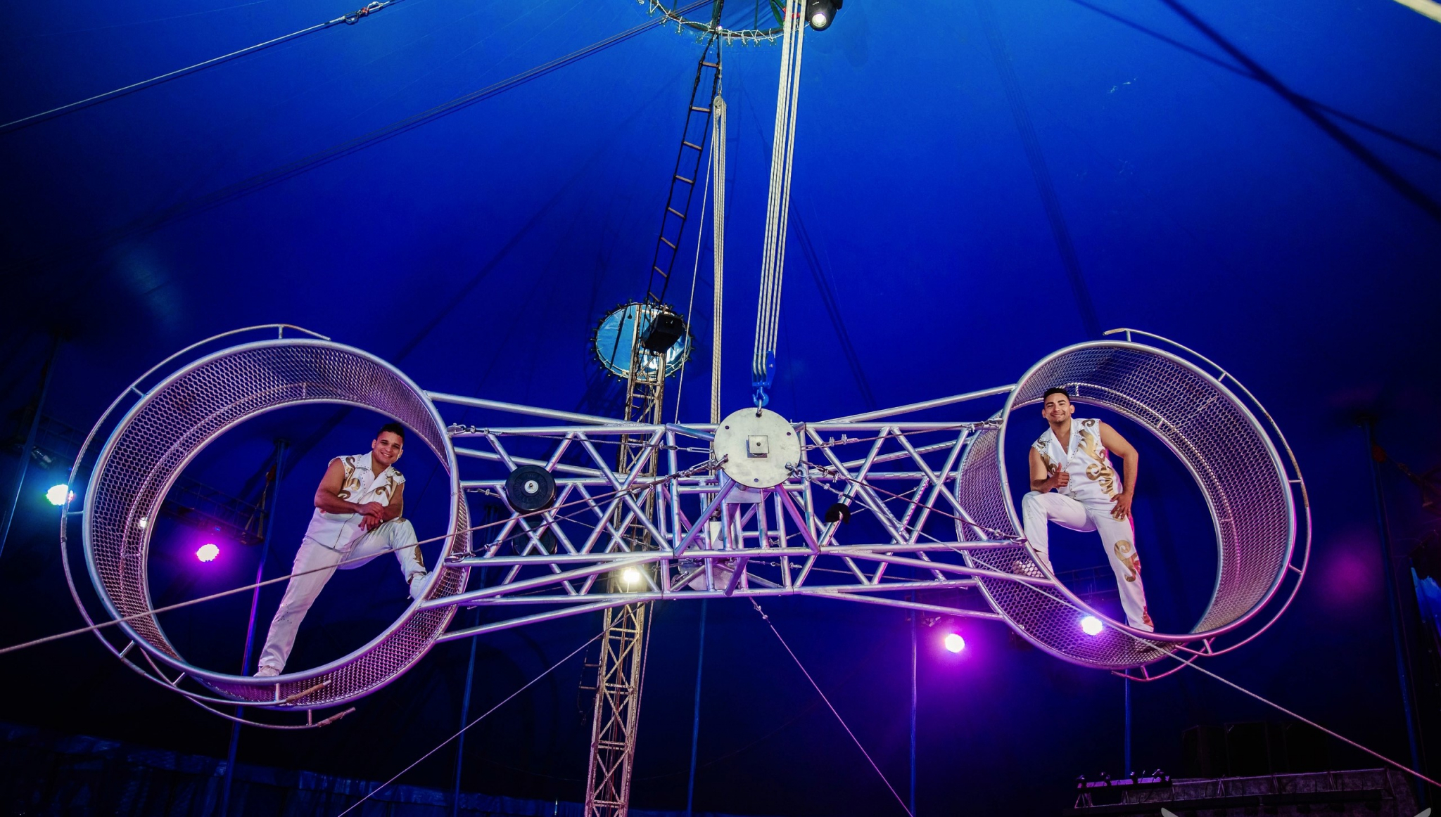 Смертельно опасный трюк с завязанными глазами, 40-килограммовые питоны и гости из Бразилии - в Чебоксары приезжает цирк-шапито