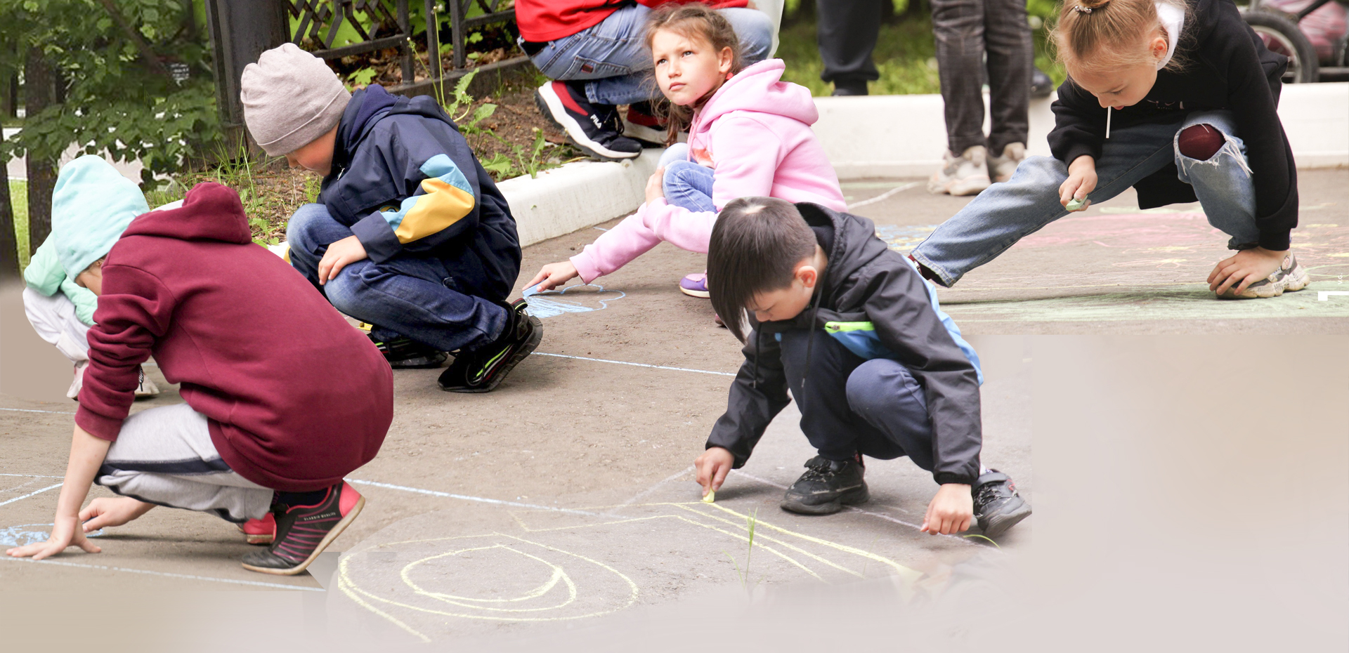 Маленькие чебоксарцы нарисовали на асфальте город детства