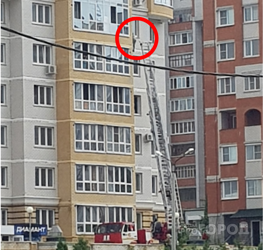 В Чебоксарах подросток вылез из окна и повис на стене многоэтажки